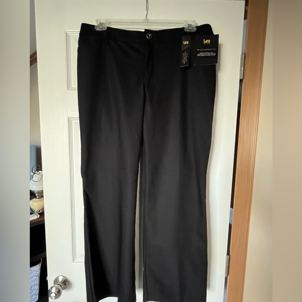 New with tags Women’s Lee Flex Motion brand black pants.